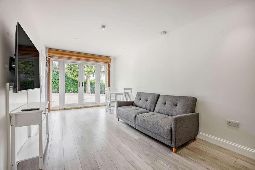Beautiful 4-5 Bedroom Village House With Rural Views Salford  Eksteriør billede