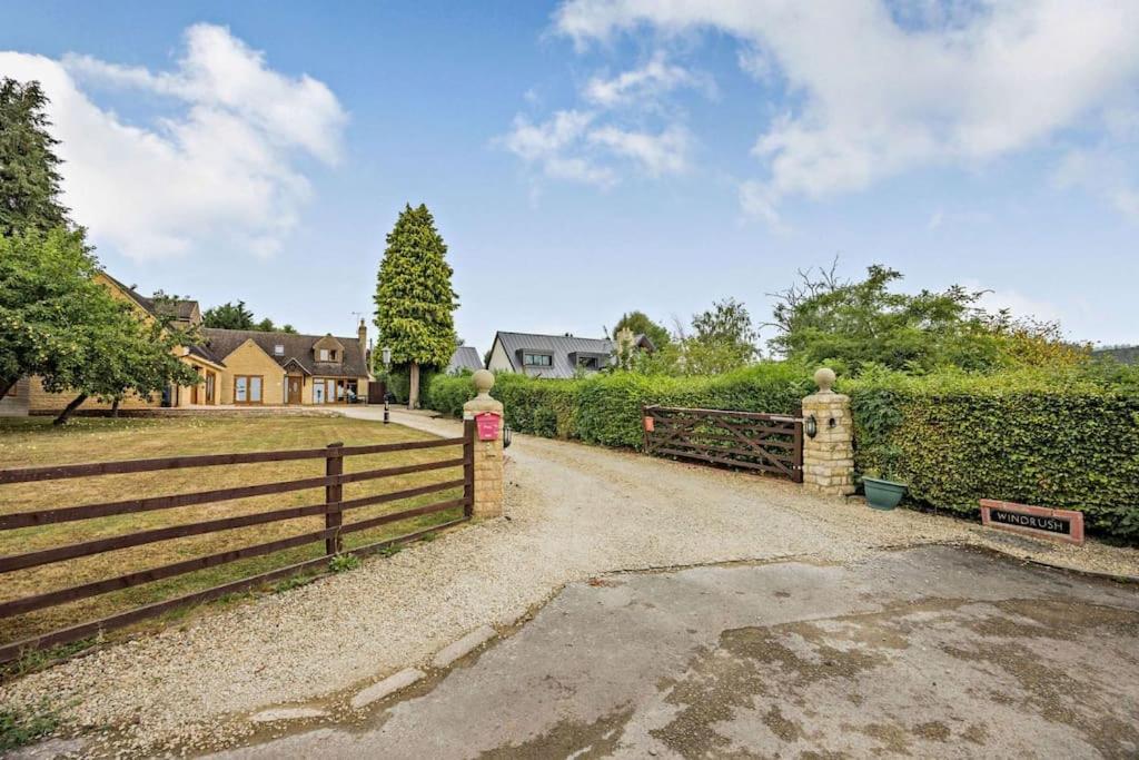 Beautiful 4-5 Bedroom Village House With Rural Views Salford  Eksteriør billede