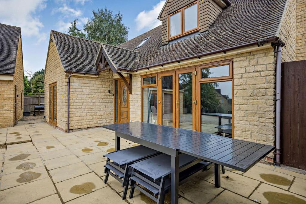 Beautiful 4-5 Bedroom Village House With Rural Views Salford  Eksteriør billede
