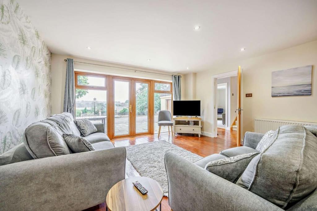 Beautiful 4-5 Bedroom Village House With Rural Views Salford  Eksteriør billede