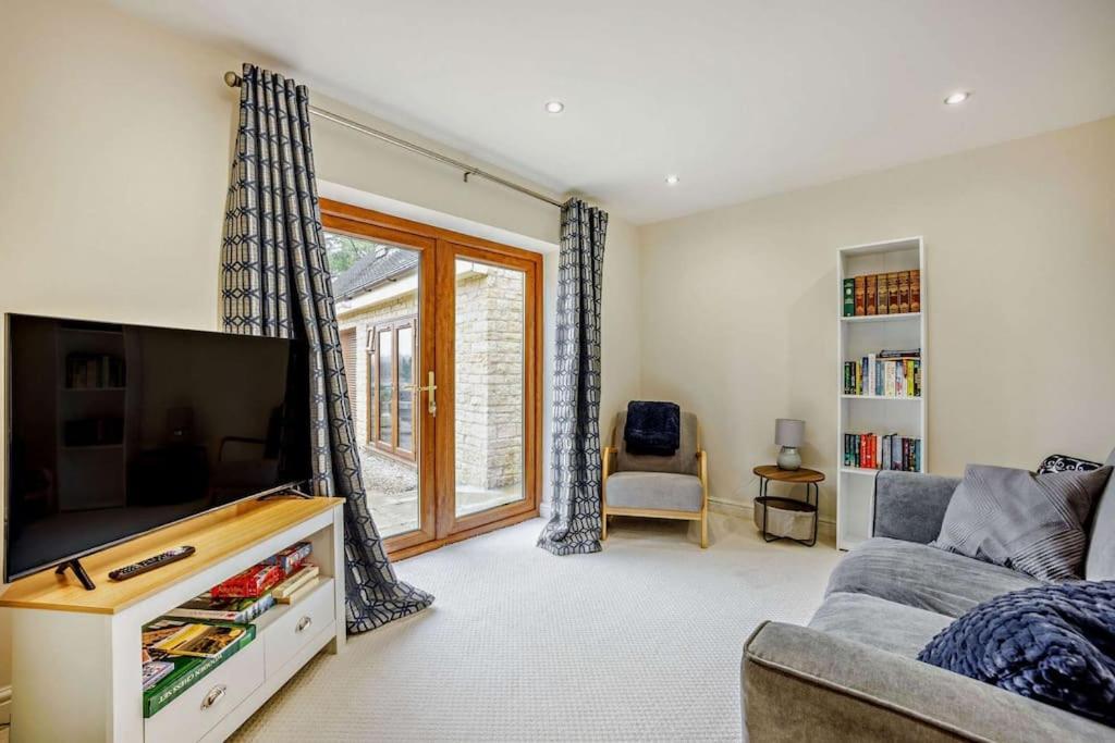Beautiful 4-5 Bedroom Village House With Rural Views Salford  Eksteriør billede
