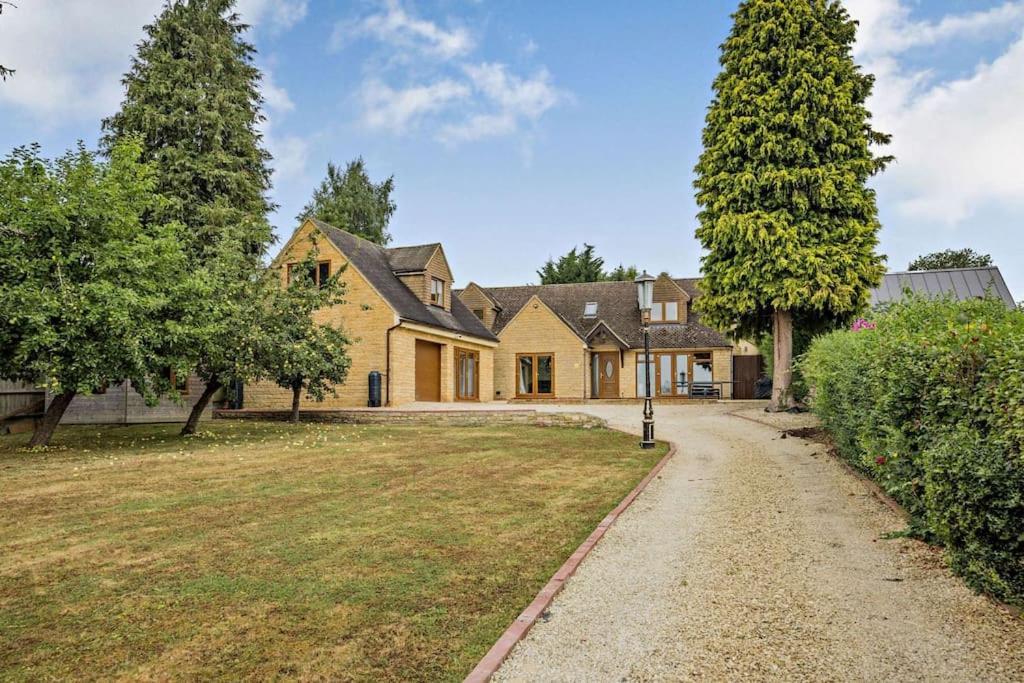 Beautiful 4-5 Bedroom Village House With Rural Views Salford  Eksteriør billede