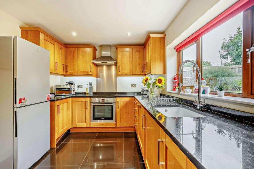 Beautiful 4-5 Bedroom Village House With Rural Views Salford  Eksteriør billede
